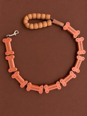 Guinzaglio per cani Biscuit Leash creme brulee con charm a forma di biscotto, manico imbottito e moschettone Amaldogs