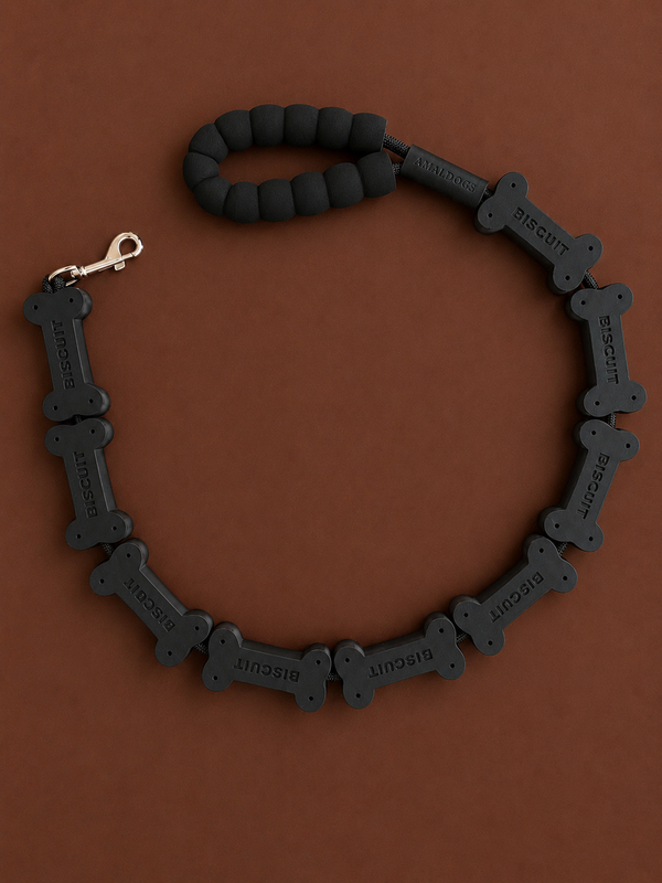 Guinzaglio per cani Biscuit Leash reglisse noir con charm a forma di biscotto, manico imbottito e moschettone Amaldogs