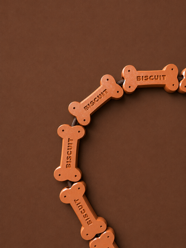 Dettaglio dei charm a forma di biscotto del guinzaglio per cani Biscuit Leash creme brulee Amaldogs