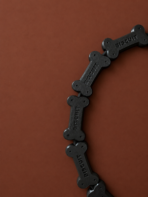 Dettaglio dei charm a forma di biscotto del guinzaglio per cani Biscuit Leash reglisse noir Amaldogs